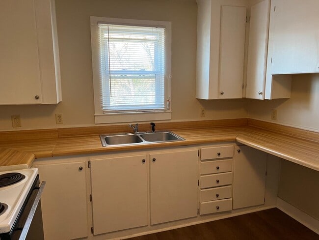 Photo - 513 E 14th St