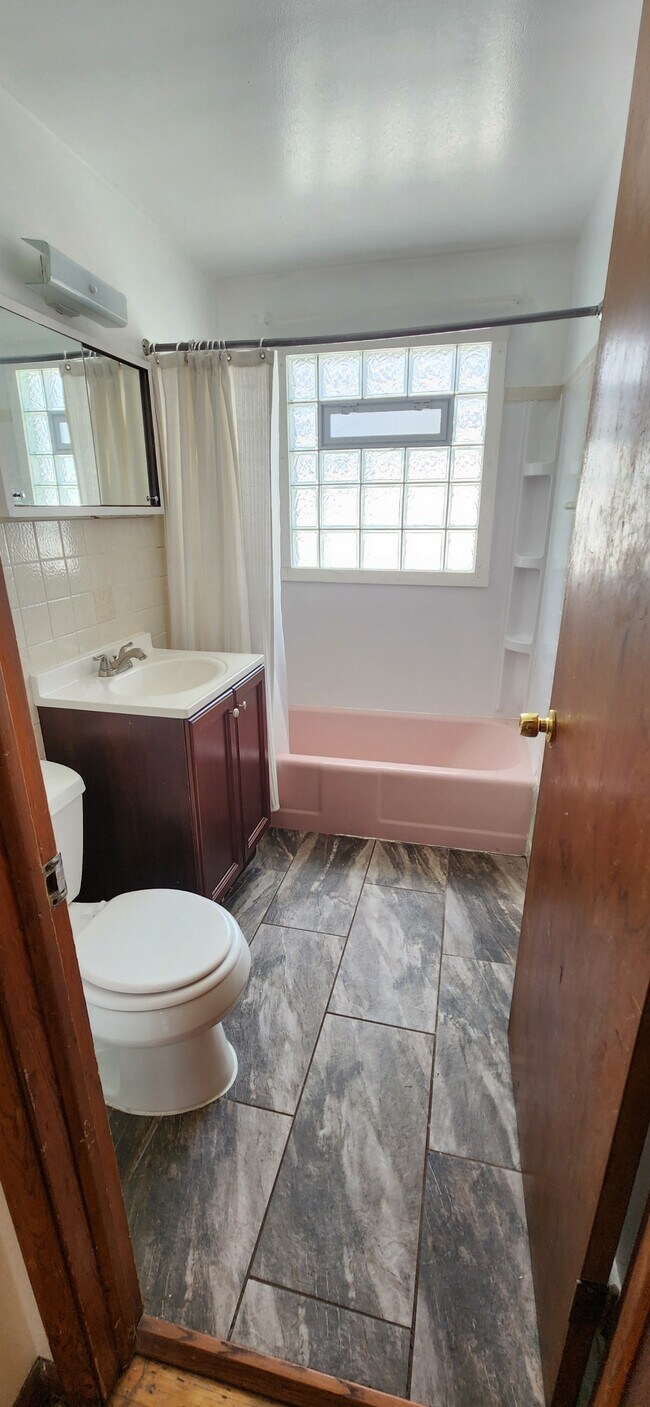 Bathroom - 4324 N 91st St Unidad 3 Bed 1B Upper