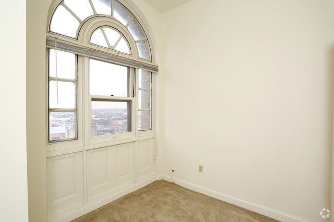 1BR, 1BA - 822SF - Den - University Plaza Apartments