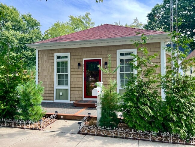 Building Photo - 1003 Court St