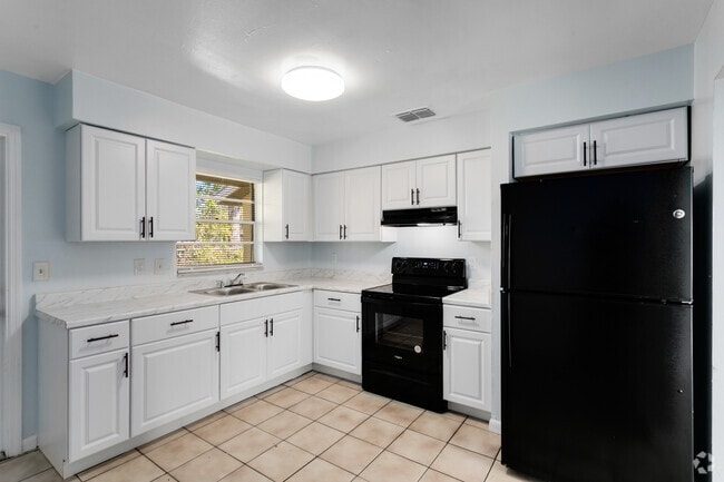 Building Photo - 3215 Pershing St Rental