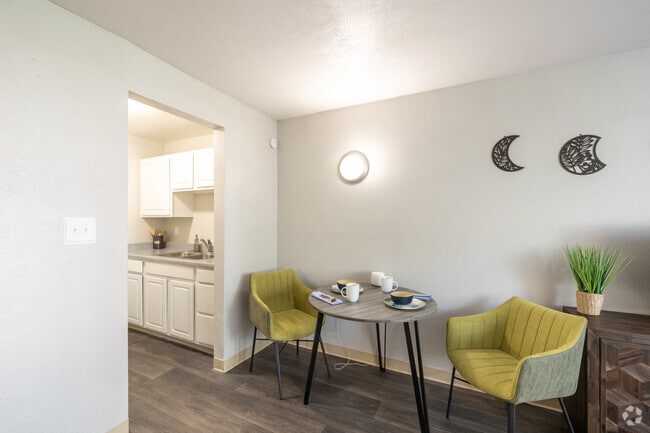 1BR, 1BA - 533SF - Dining Area - Forest Manor