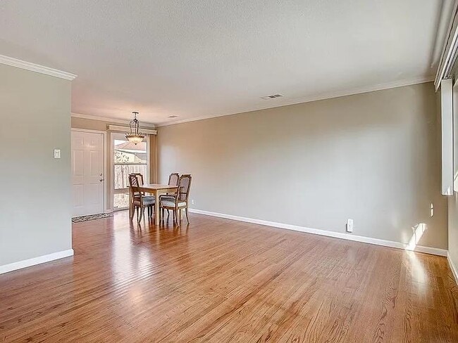 Photo - 463 Larkspur Dr