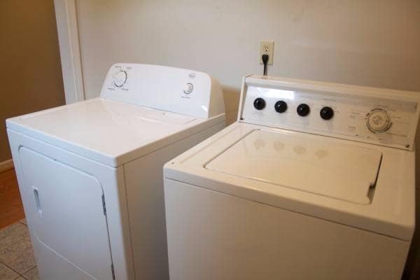 Building Photo - VIRTUAL SHOWINGS AVAILABLE - Spacious Hous... Rental