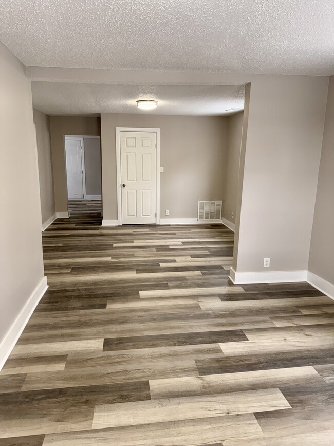 Photo - 207 W Broadway St