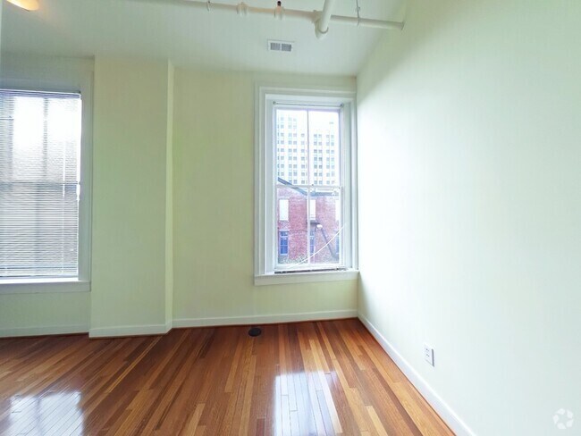 Building Photo - 123 E Broad St Unit Apt. 3B