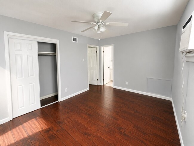 Building Photo - 4624 Bell St Unit 7