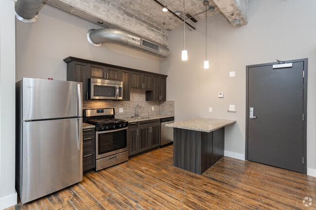 1BR, 1BA - 700SF