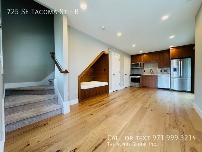 Photo - 725 SE Tacoma St