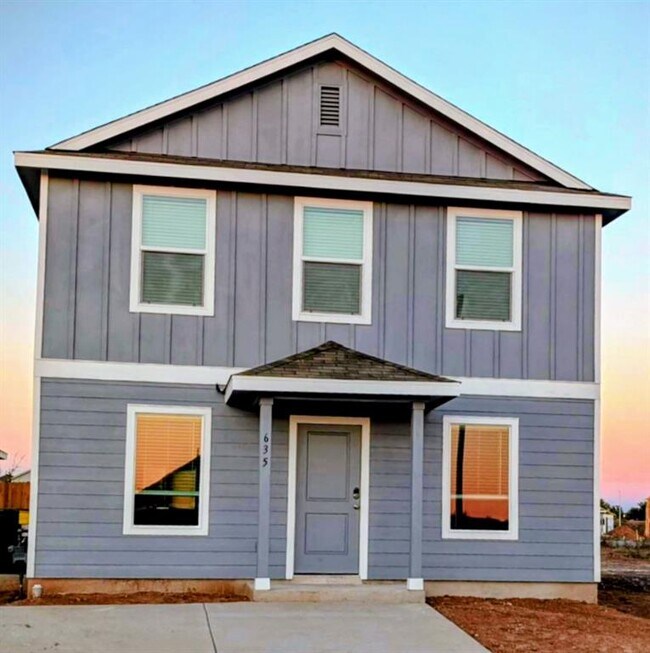 Building Photo - 635 Whoopers Lp