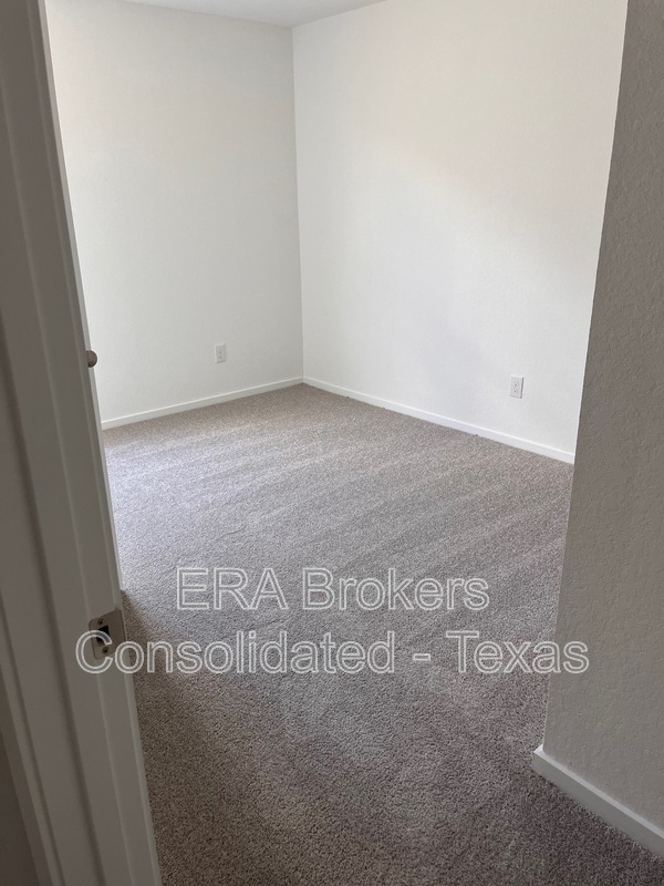 Photo - 511 Sarah Wy