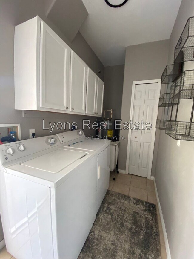 324 Lomond Dr