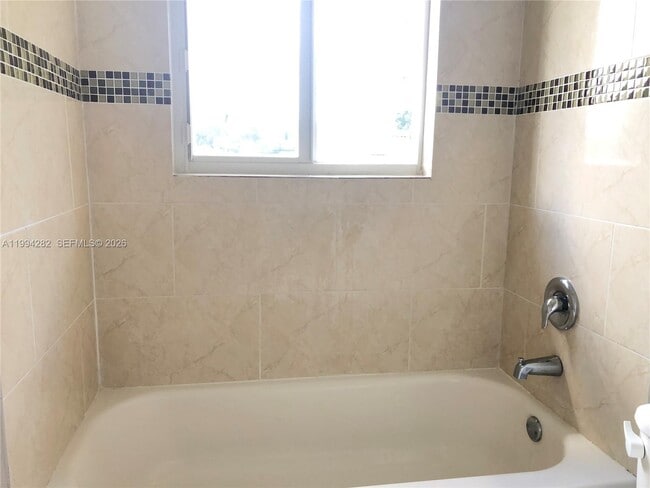 Photo - 1940 Washington Ave Unidad 11