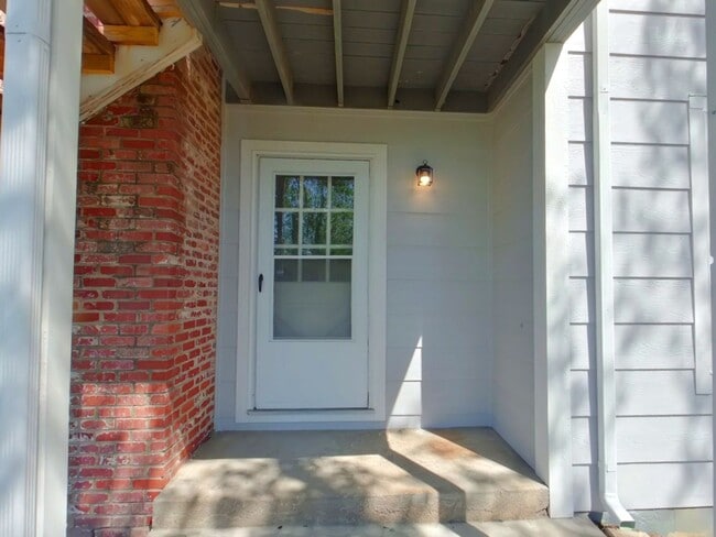 Building Photo - 1717 S Cypress Unit 112