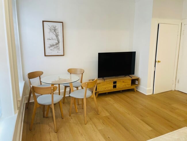 Photo - 313 C St SE Unit #2