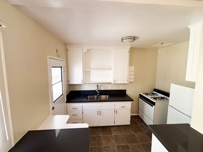 Photo - 605 Kelton Ave