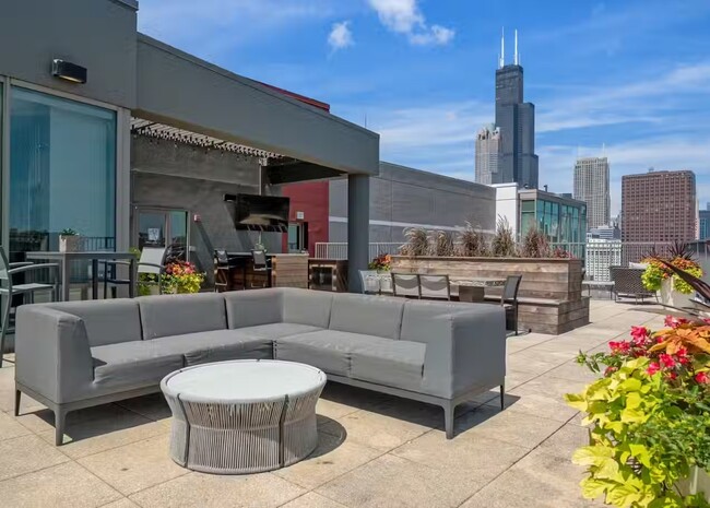 Rooftop Sundeck - 111 W Polk St