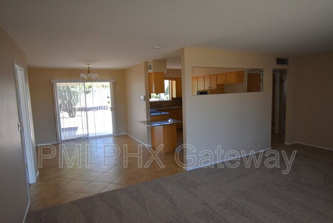 Photo - 5440 E Des Moines St