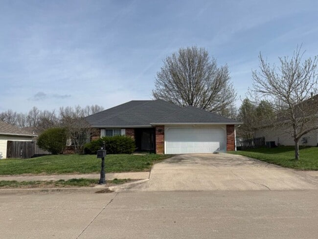 Building Photo - Spacious 4BR Home in Seven Oaks with Garage & Fenced Yard