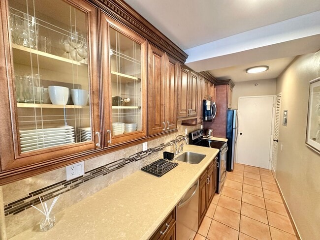 Photo - Furnished Studio for Rent in the iconic oceanfront Decoplage Condominium: where the ocean meets L...