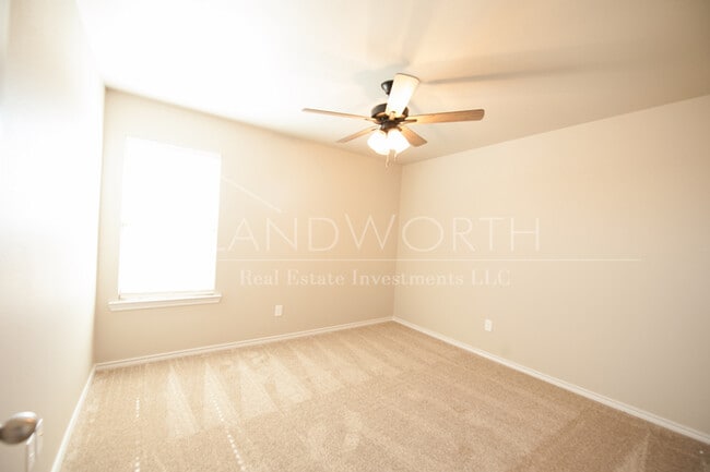 Building Photo - 3/2/2 Beautiful Townhome