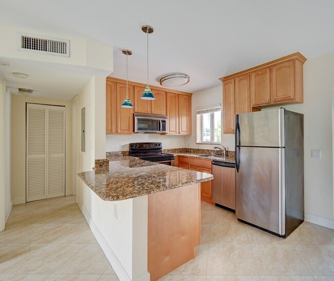 Building Photo - 410 SW 15th St Unit 204