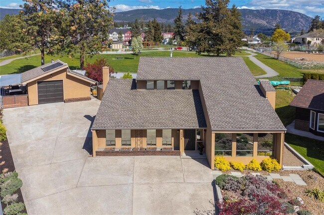 2579 Pineridge Pl
