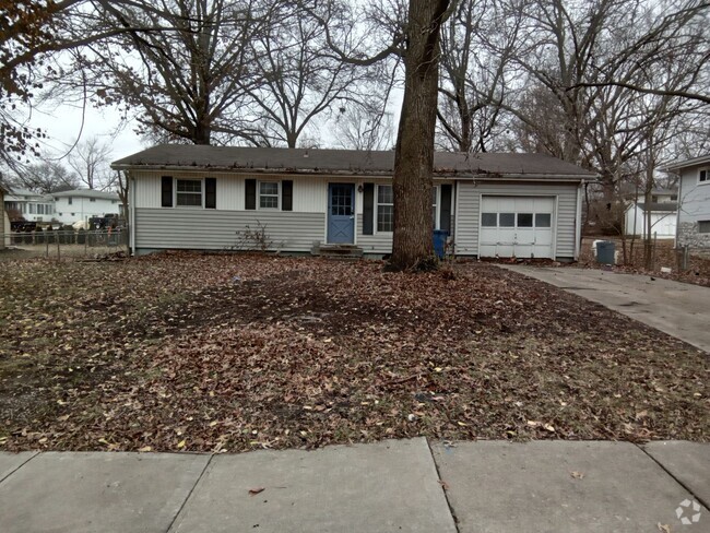 Building Photo - COMING SOON! Beautiful 3 Newly Rehabbed Ho... Rental