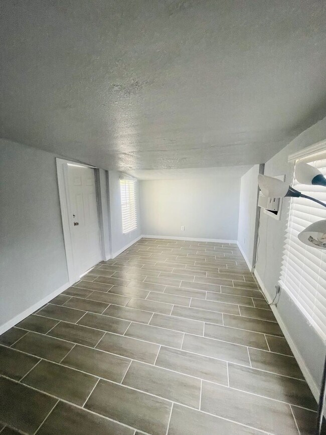 Photo - 910 51st Ave W Unit B