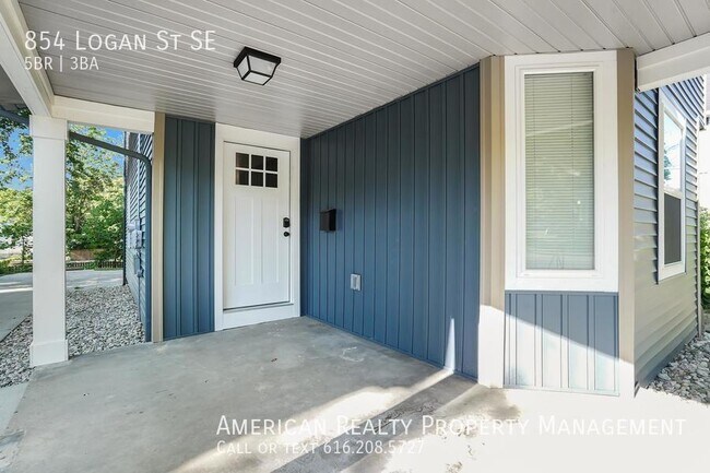 Photo - 854 Logan St SE
