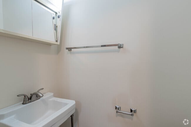 2BR, 1.5BA - 1,199SF - Bathroom