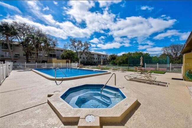 Pool, jacuzzi - 5817 Park St N Unidad 409
