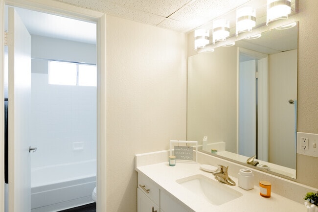 1BR 1BA - 751SF - Bathroom