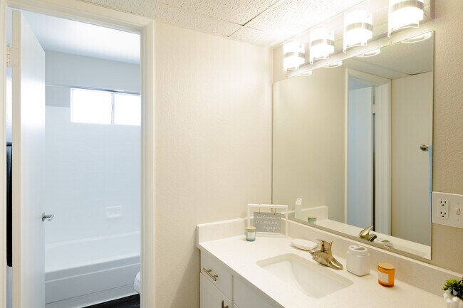 1BR 1BA - 751SF - Bathroom - Avia McCormick Ranch