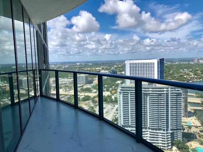 Photo - 650 NE 32nd St Unidad 4107