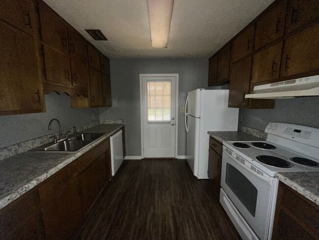 Photo - Downstairs unit near TMH w/ NO CARPET!!! Unit A
