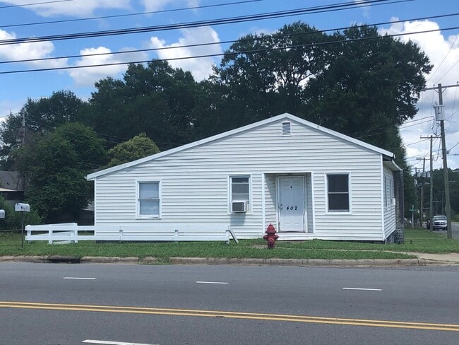Building Photo - MOVE-IN READY!