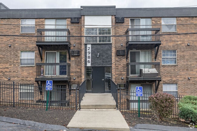 Entrada - Views of Mt Airy