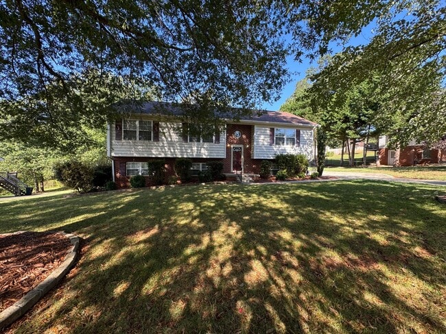 Photo - Charming 5 Bedroom Home off Lakeside Drive