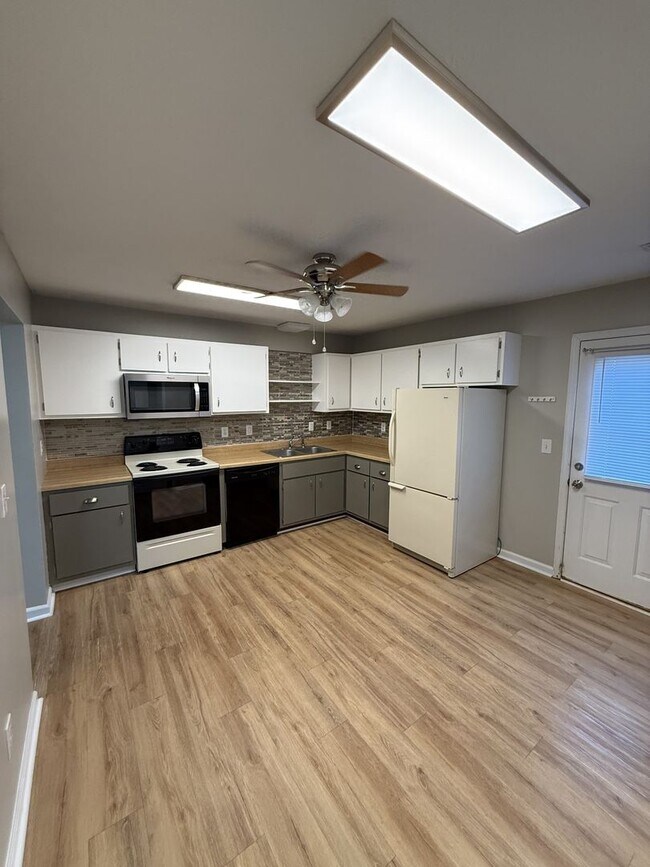Photo - 3 Bedroom, 1.5 Bath in Great Location
