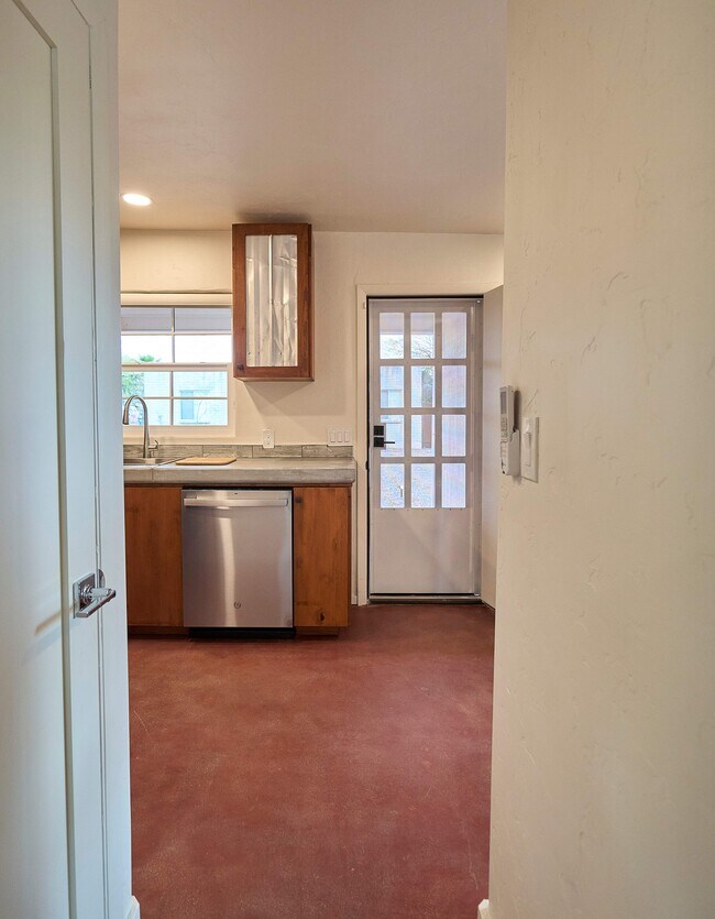 Photo - 2542 E Seneca St