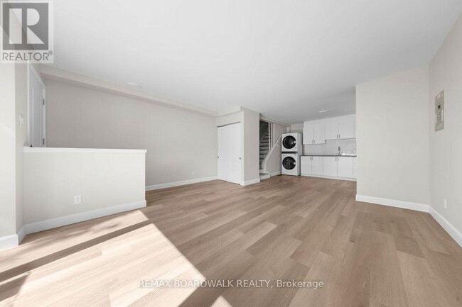 Photo - 999 Meadowlands Dr E
