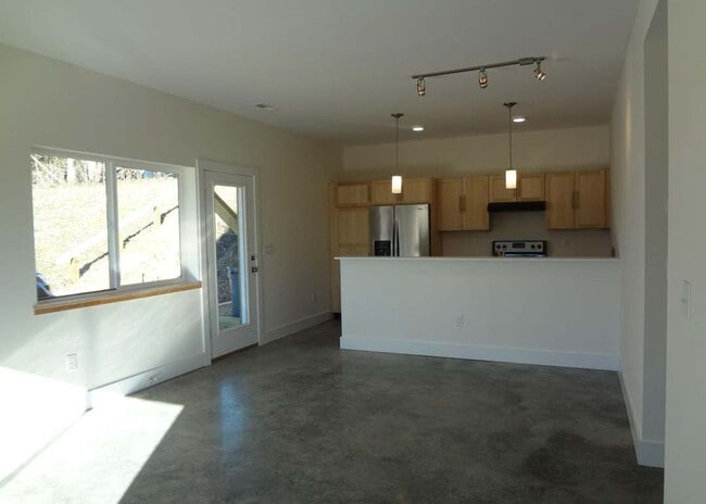 Building Photo - Located in downtown Lexington - close to W&L and VMI