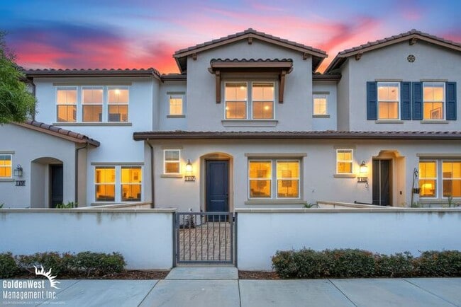 Building Photo - Bright & Modern 3Bdm 2Ba Townhome in Vista!