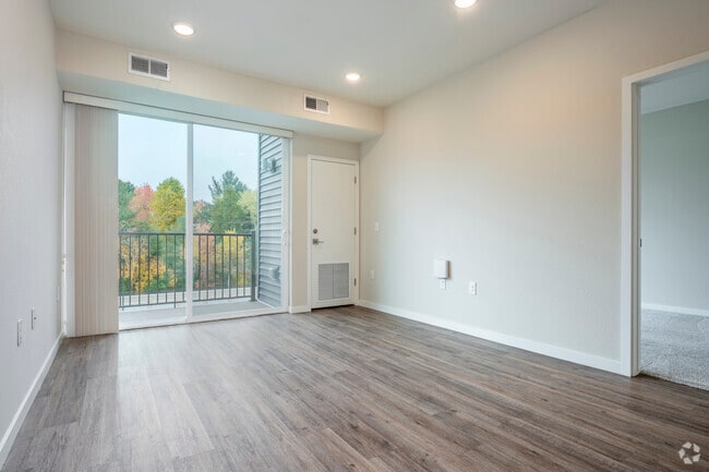 2BR, 2BA - 895SF - Living Room