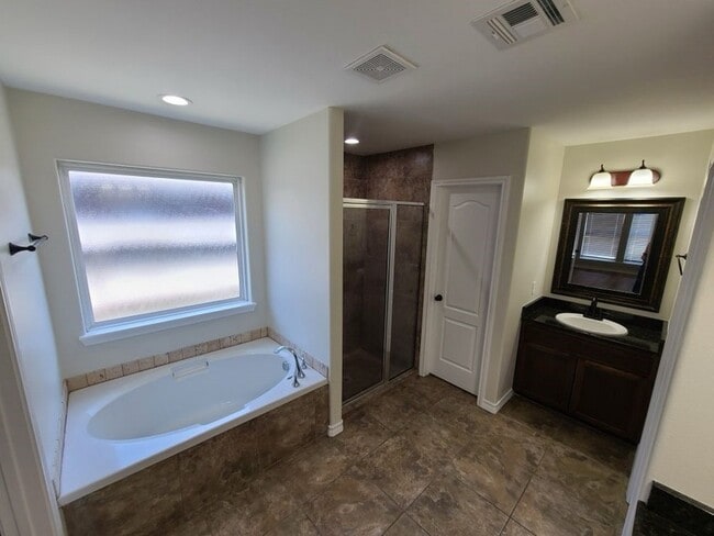 Photo - 1921 Woodbend Dr