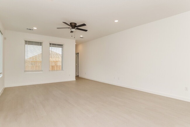 Photo - 15554 Crescent Pne