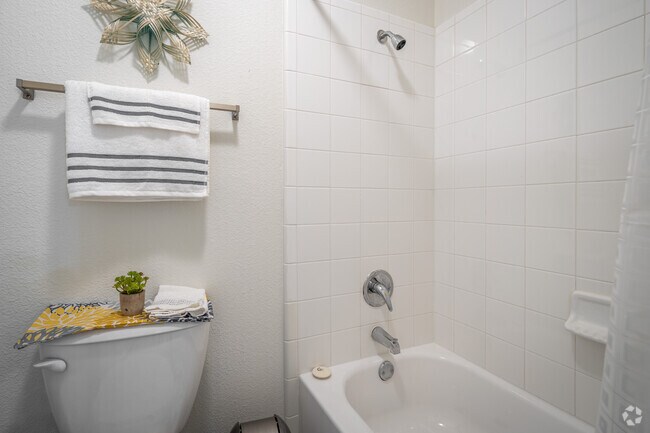 1BR, 1BA - 660SF - Bathroom