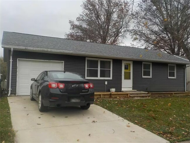 Building Photo - 1765 Valley Dr