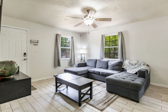 Photo - Move-in ready 3-bedroom, 1-bath cottage Apartment